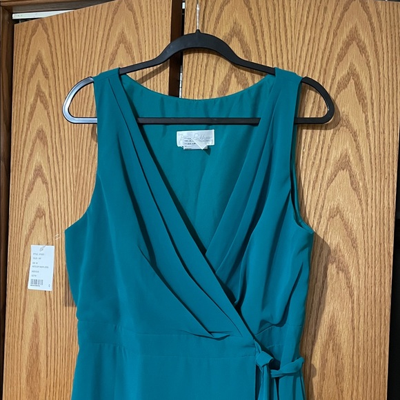Elegant Sleeveless Wrap Dress - Picture 3 of 12